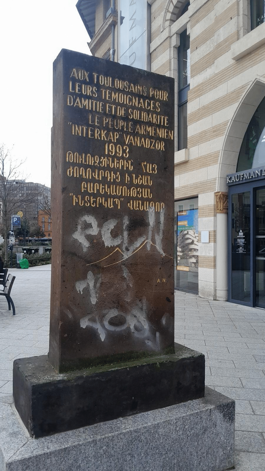 Jean-Luc Moudenc : les tags sur le monument dédié aux victimes du génocide à Toulouse enlevés
