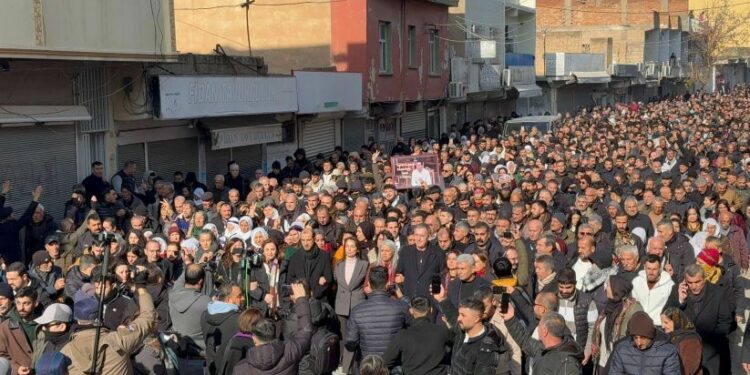 « Nous suivrons l&rsquo;application de l&rsquo;accord »: soutien prudent des Kurdes de Diyarbakir à l&rsquo;accord en Syrie