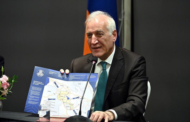 Rencontre entre Vahagn Khatchatourian et des représentants de la communauté arménienne du Chili