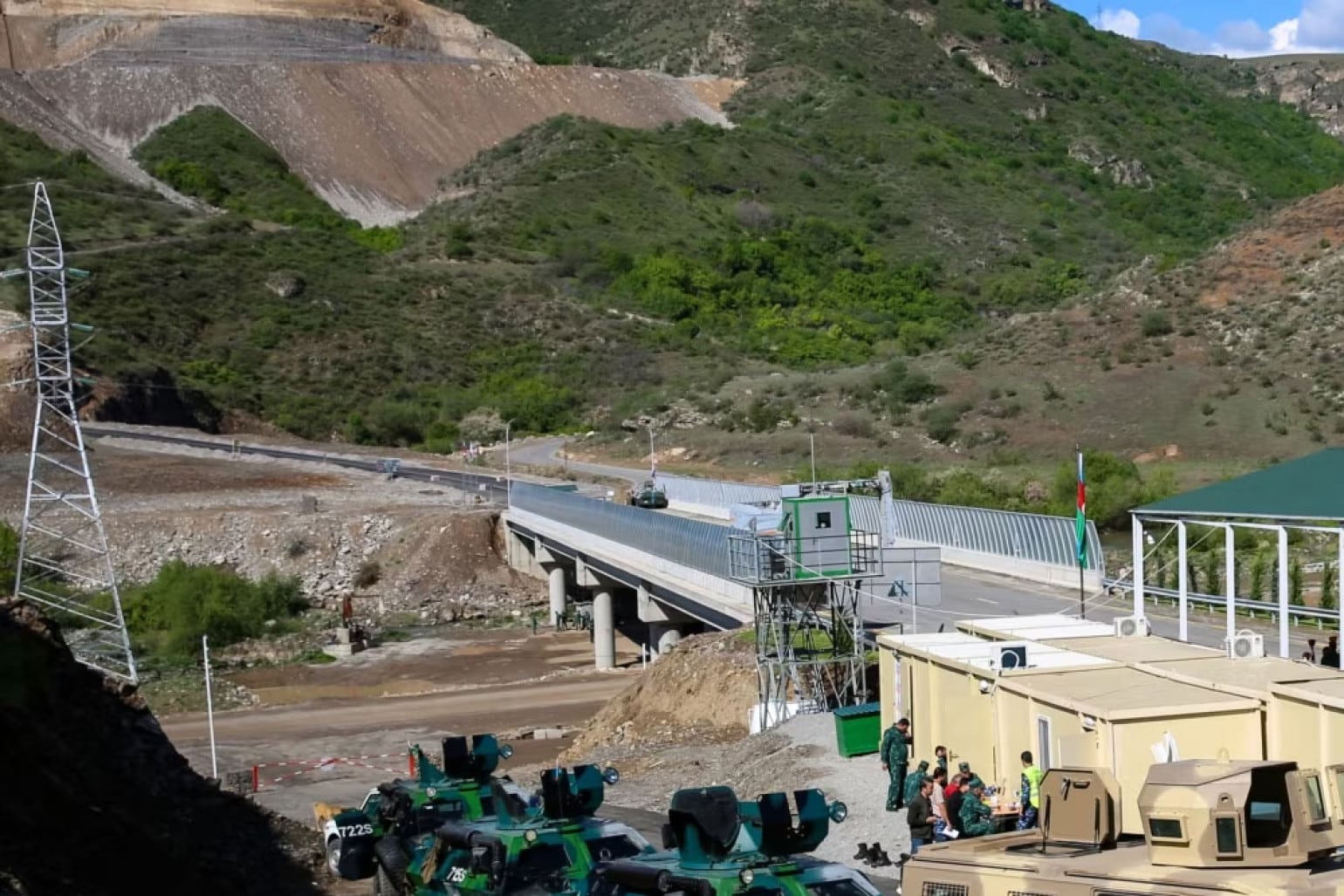 Trois habitants de l&rsquo;Artsakh ont visité Kornidzor et pris une photo avec l&rsquo;Artsakh en arrière-plan. Sur le chemin du retour, ils ont été arrêtés par des agents du NSS et emmenés au poste de police