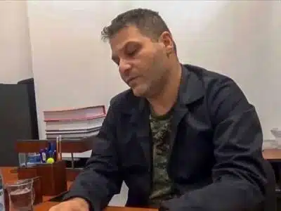 Vicken Euljekjian, cet Arménien illégalement détenu dans une prison de Bakou et récemment libéré, ne peut plus marcher sans canne