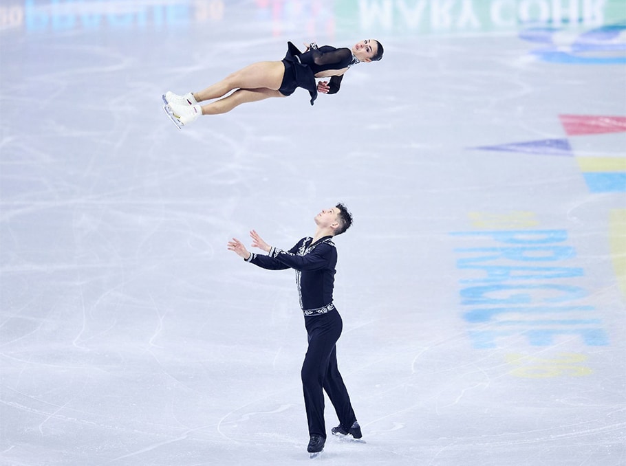 Karina Akopova et Nikita Rakhmanin (Arménie) terminent 8ème du programme court aux Championnats du monde de patinage artistique à Prague