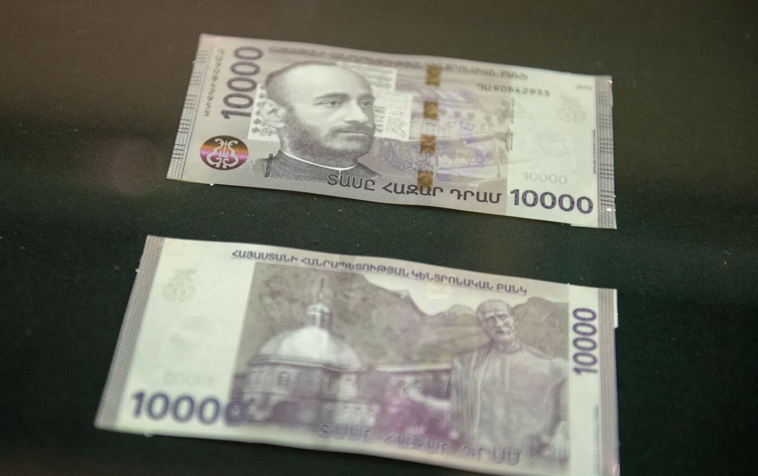Le Président de la Banque Centrale d’Arméniee reconnait que des confusions existent entre les billets de 1 000 et 10 000 drams, mais leur remplacement représentera un coût important