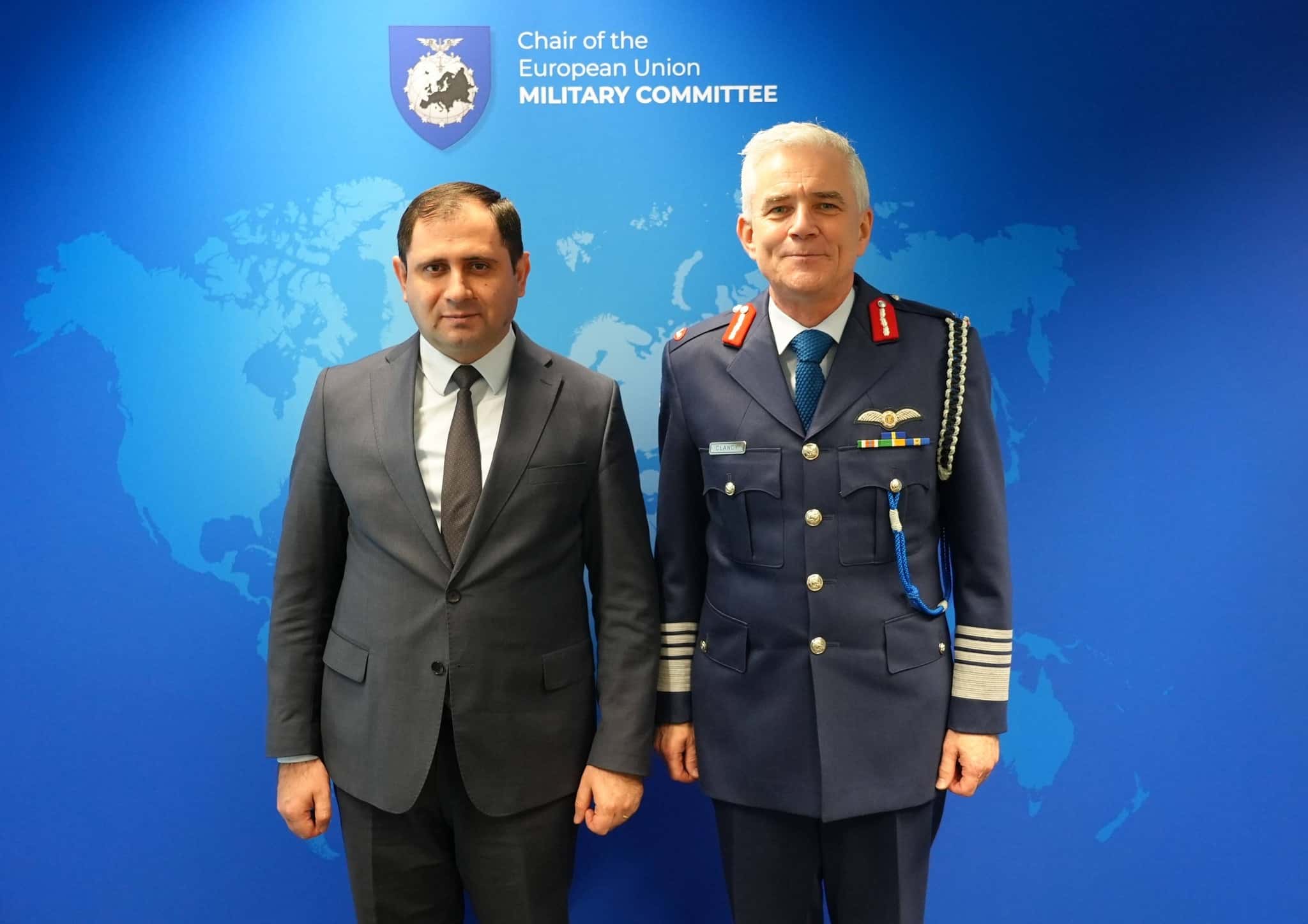 Le ministre arménien de la Défense, Suren Papikyan, et Sean Clancy ont discuté à Bruxelles des questions de coopération