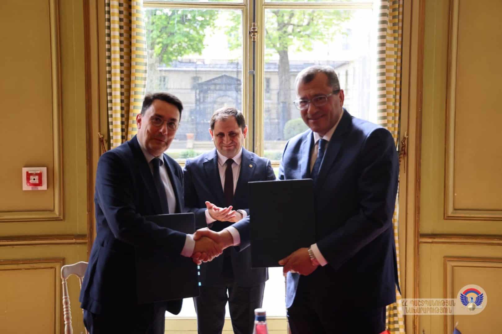 Le ministre de la Défense d&rsquo;Arménie rencontre le directeur de Safran Electronics & Defense : un accord est signé