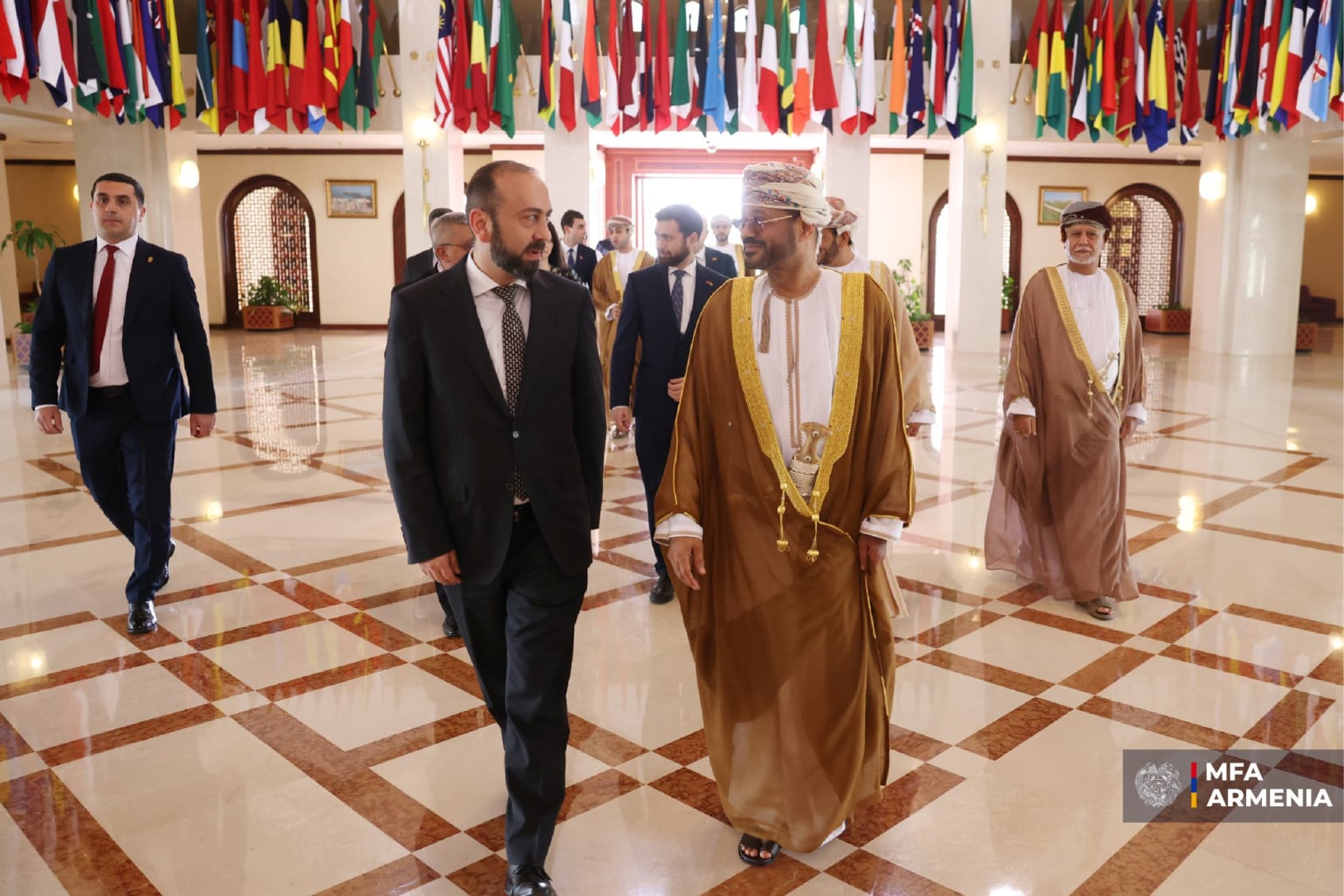 Les ministres des Affaires étrangères d&rsquo;Arménie et d&rsquo;Oman ont discuté de la situation au Moyen-Orient, soulignant l&rsquo;importance de privilégier la voie diplomatique pour la résoudre
