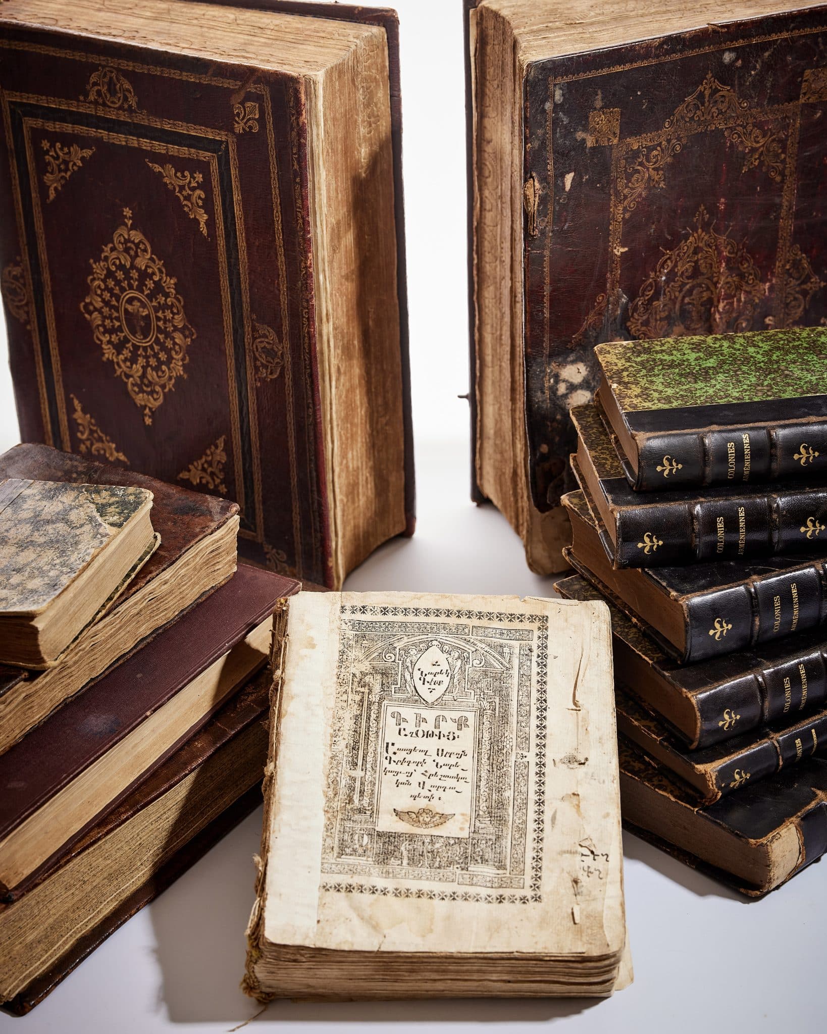 Certains ouvrages précieux mis aux enchères par la librairie orientale Samuelian de Paris sont déjà arrivés en Arménie