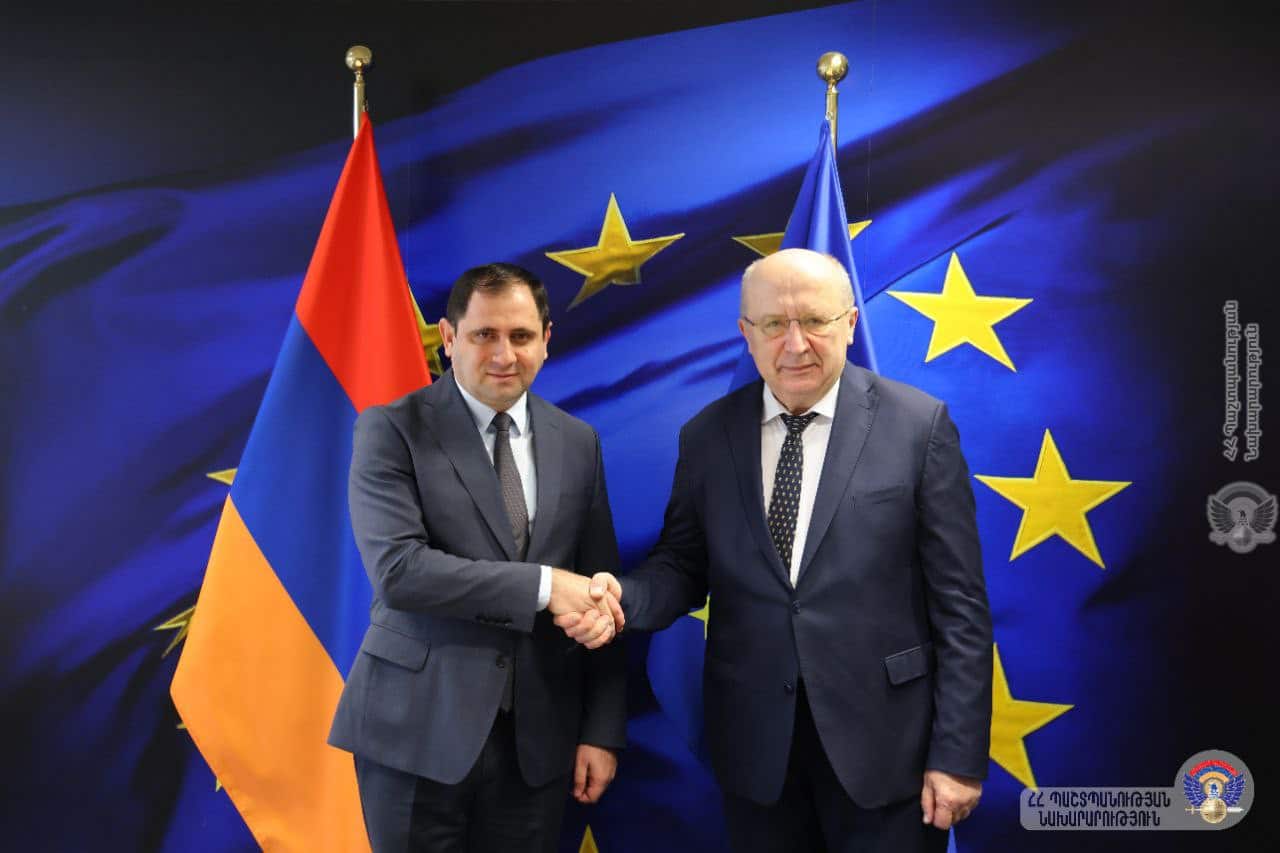 Le ministre de la Défense d’Arménie et le commissaire européen discutent des opportunités de coopération en matière de défense