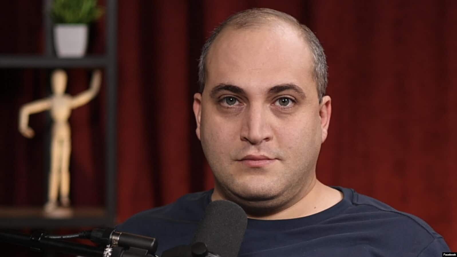 Le podcasteur Narek Samsonian passe de l&rsquo;assignation à résidence à la « surveillance administrative »