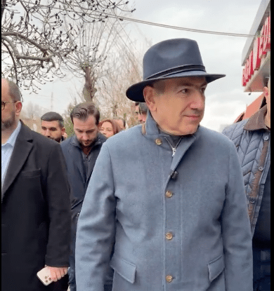 Les autorités arméniennes répondent à leurs opposants, qui les critiquent  pour leur désinvolture face à la guerre qui fait rage en Iran et dans la région