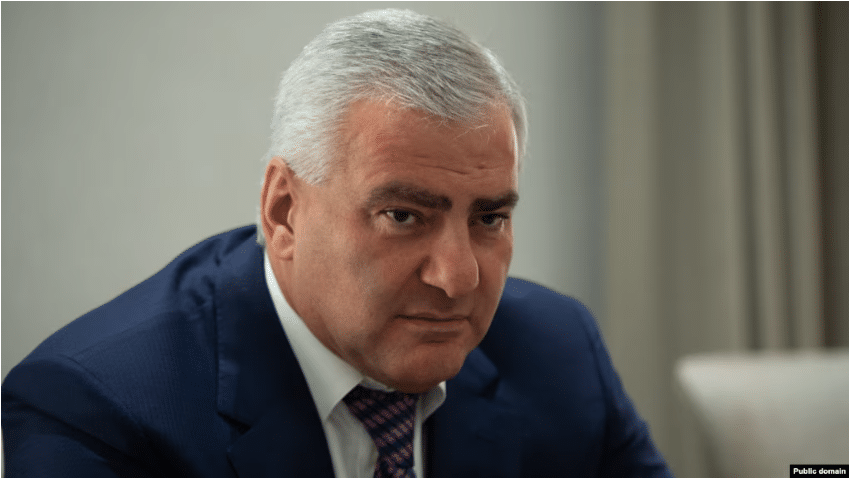Samvel Karapetian restera en résidence surveillée