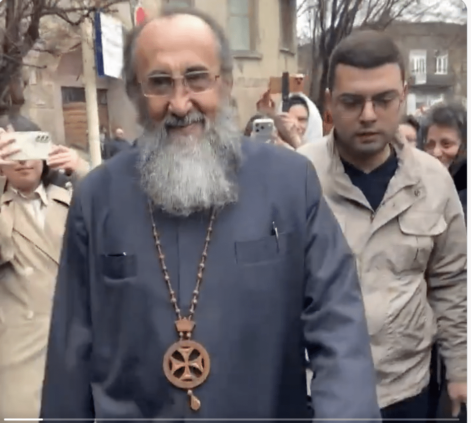 Karina Karapetyan : L&rsquo;archevêque Mikael Ajapahian a pu assister à l&rsquo;office du dimanche