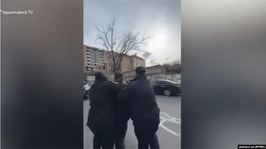 Du crachat à l’insulte : les forces de l’ordre n’enquêtent que sur le citoyen ayant insulté Alen Simonian