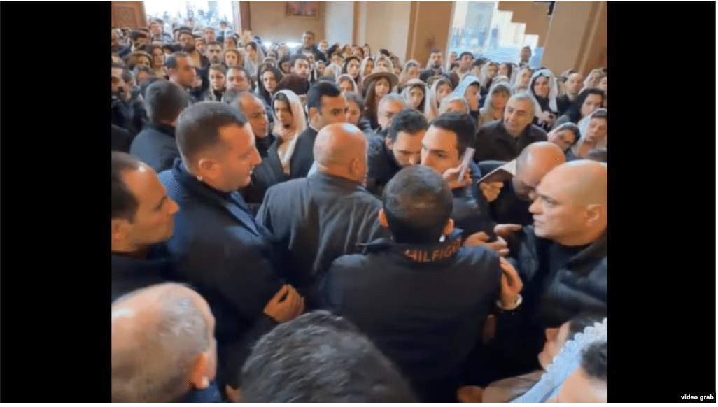 La visite de Pashinian dans une église d’Erevan a donné lieu à des arrestations