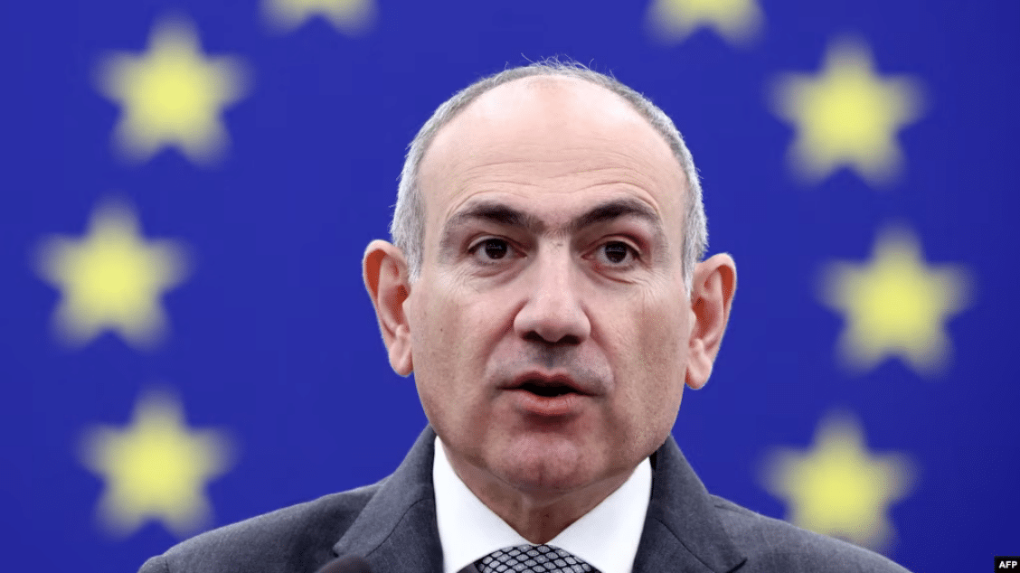 N. Pachinian critique l&rsquo;Église et l&rsquo;opposition dans un discours au Parlement européen