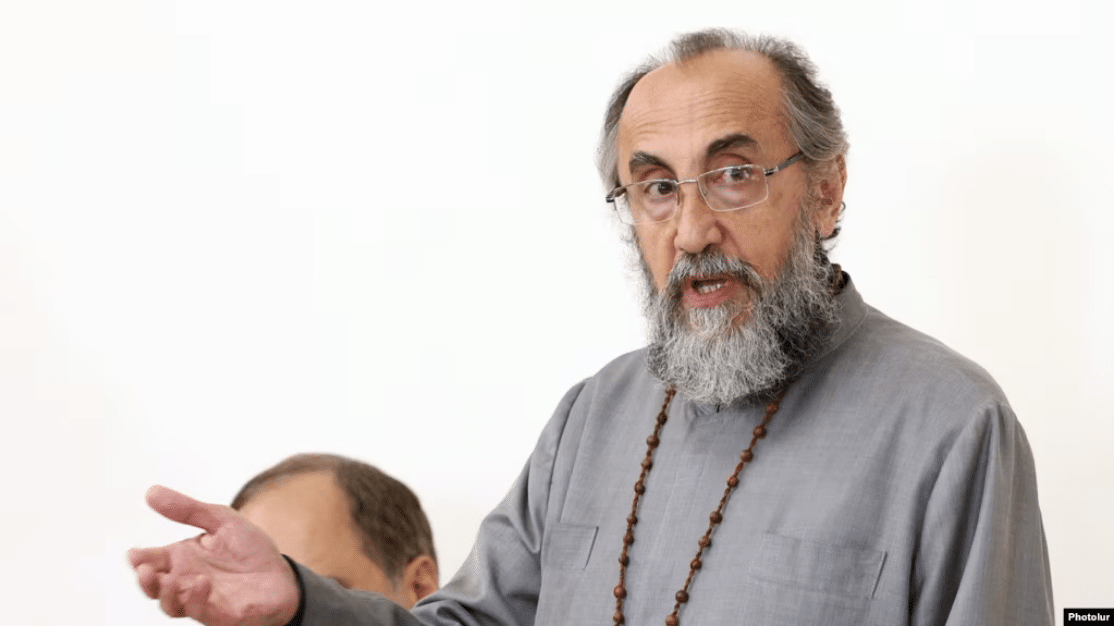 L’archevêque Mikael restera en résidence surveillée, mais pourra participer aux offices