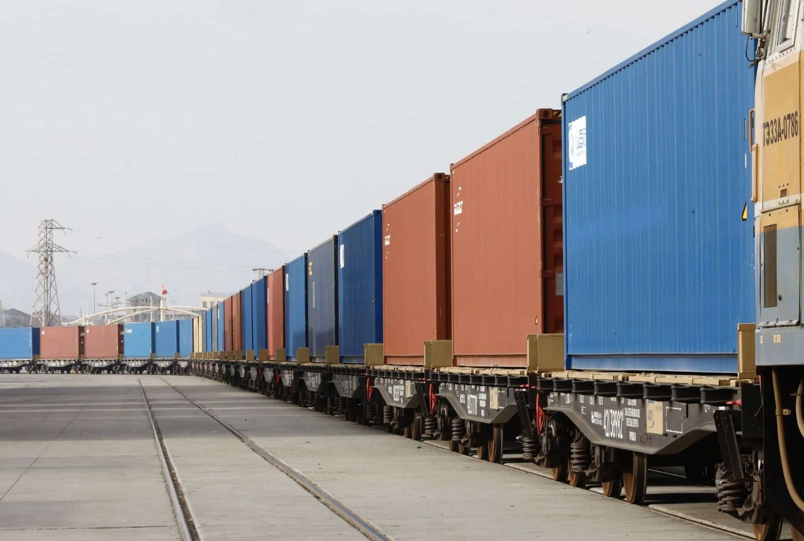 Un train russe transportant de l&rsquo;aide humanitaire arrive en Azerbaïdjan en route vers l&rsquo;Iran