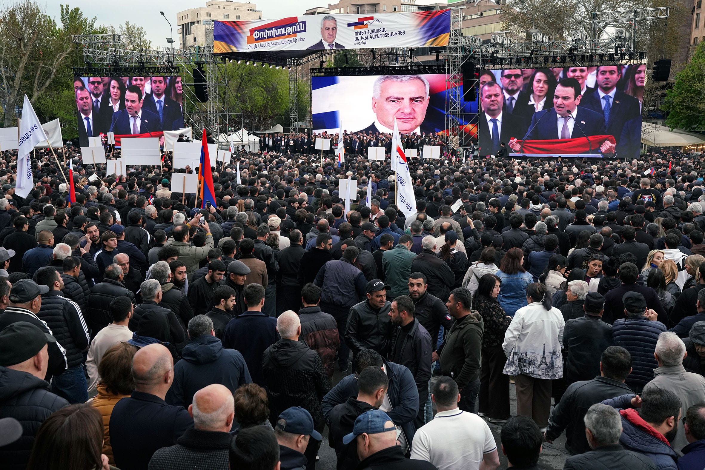 Samvel Karapetian, pressenti comme le principal adversaire électoral de Nikol Pachinian, harangue des milliers de partisans dans un ‘visio-meeting’ sur la place de la Liberté à Erevan