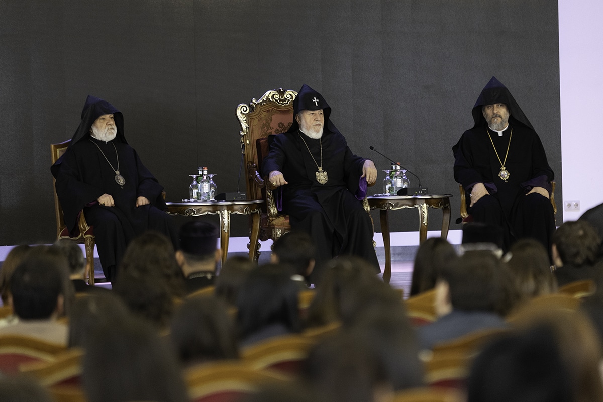 Le Catholicos de tous les Arméniens a accordé sa bénédiction à de jeunes pèlerins attachés à l’Église