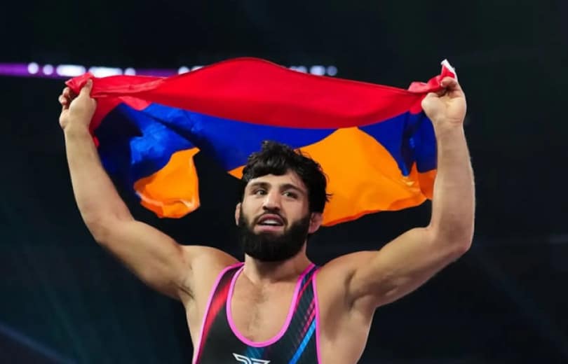 Arman Tsarukyan (Arménie) s’impose 13 à 1 face Yuray Faiber en lutte libre RAF 08 à Philadelphie (États-Unis)