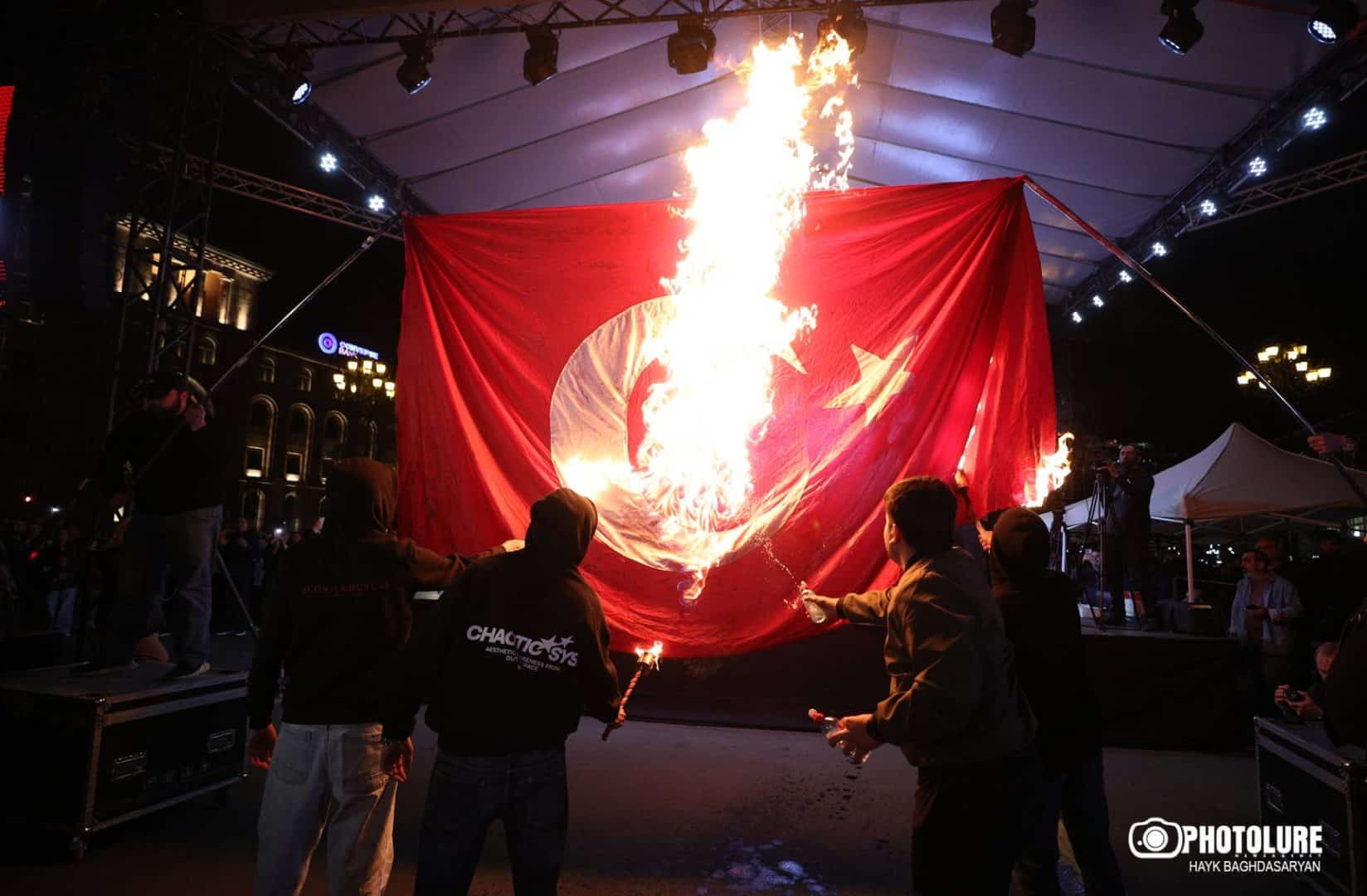 Le Premier ministre arménien réagit à l&rsquo;incendie du drapeau turc : comportement irresponsable et inacceptable