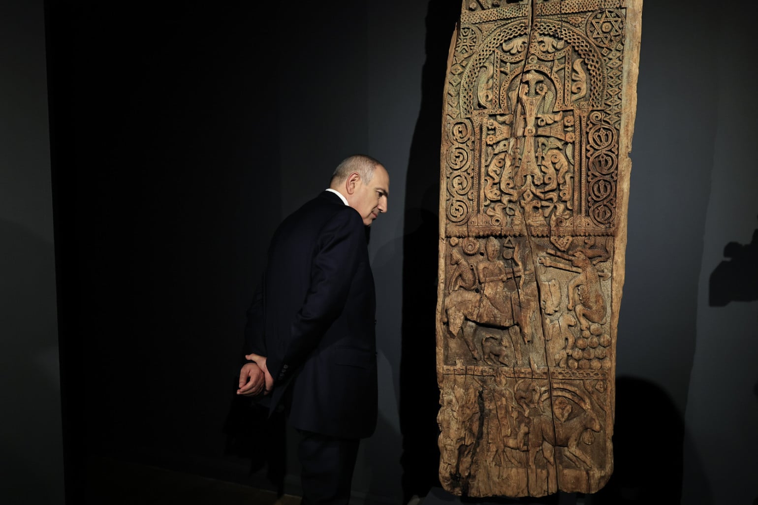 Le Premier ministre arménien a assisté à l&rsquo;exposition d&rsquo;un chef-d&rsquo;œuvre médiéval : un vantail de porte en bois d&rsquo;une église arménienne du 12e siècle