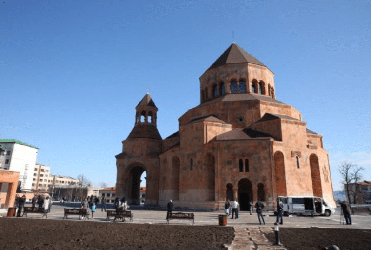 Le vandalisme culturel se poursuit en Artsakh occupé par l’Azerbaïdjan : la cathédrale arménienne de Stepanakert est visée