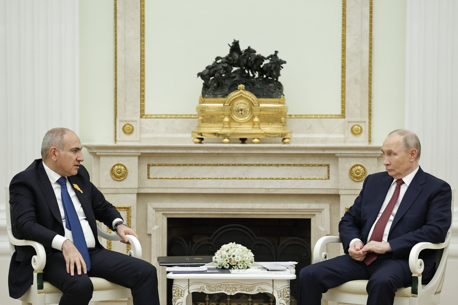 Nous avons reconnu le Karabakh comme faisant partie de l&rsquo;Azerbaïdjan, mais seulement après que les plus hautes autorités de Russie l&rsquo;ont annoncé à deux reprises rappelle Pachinian à Poutine