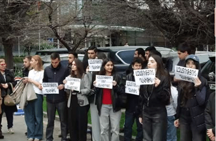 Les camarades de classe d&rsquo;un lycéen de 18 ans, emprisonné à la suite de l&rsquo;incident avec Pashinyan, ont organisé une manifestation devant le siège de l&rsquo;ONU à Erevan