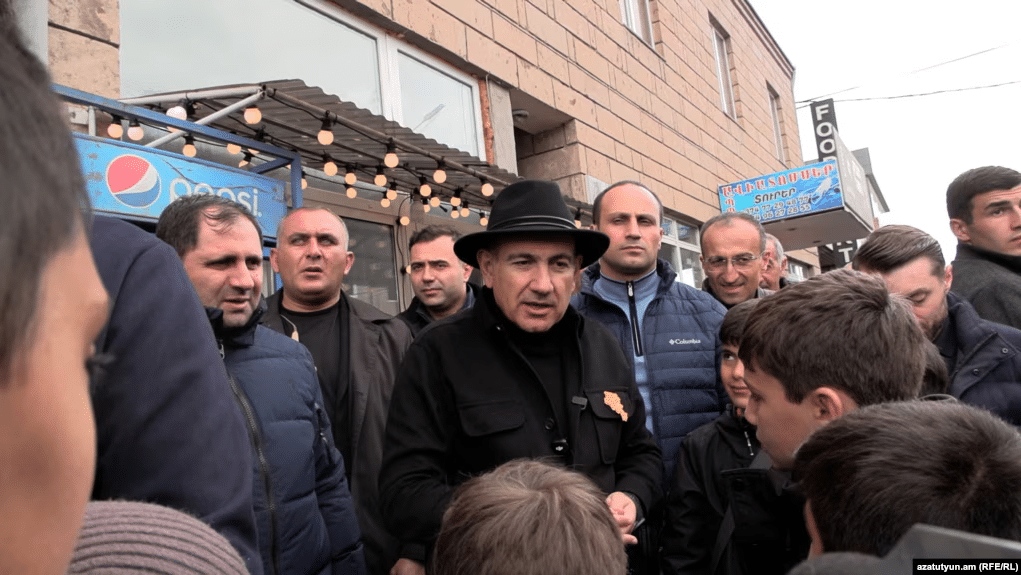 Des thuyas emballés non pas contre le gel, mais pour le parti au pouvoir : “le bus joyeux” arrive à Spitak