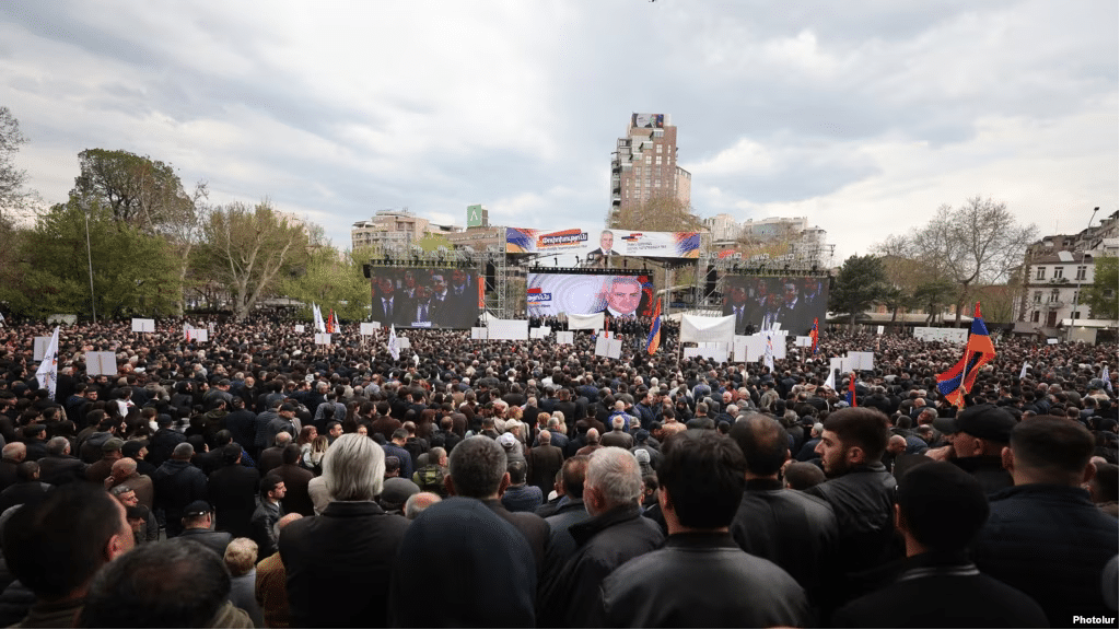 « Arménie forte » tient un meeting sur la place de la Liberté