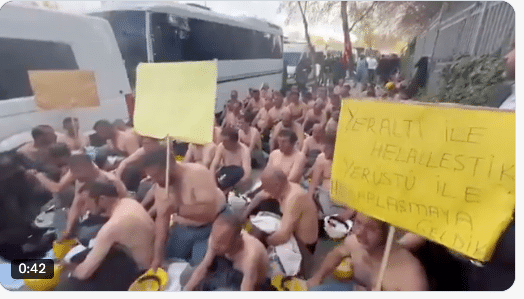Des mineurs turcs organisent un sit-in torse nu et une grève de la faim  pour réclamer des salaires impayés