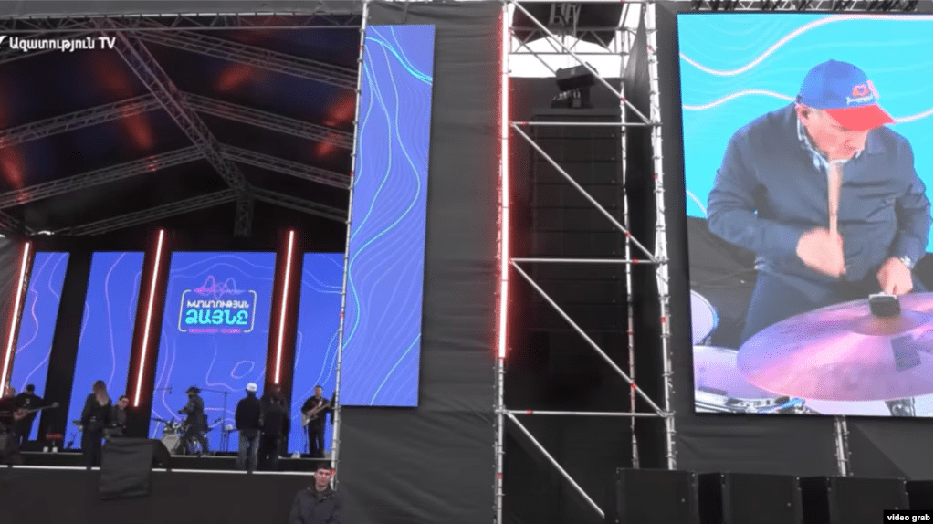 Des enseignants « contraints » d&rsquo;assister au concert de Pashinian à Gyumri