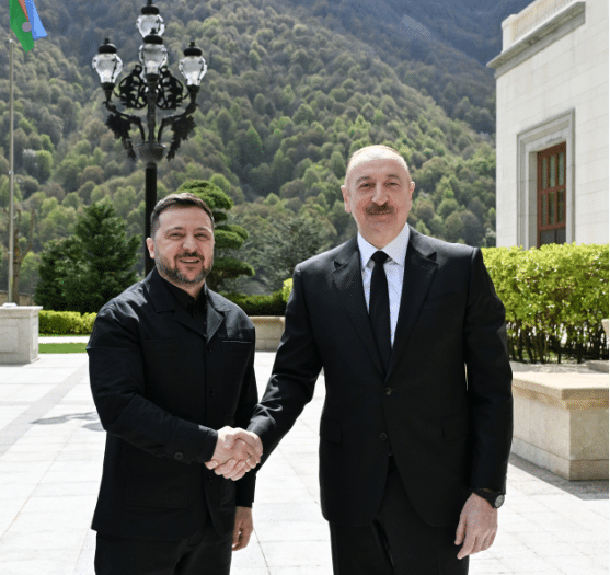 En visite en Azerbaïdjan, Zelensky annonce un renforcement de la  coopération sécuritaire et énergétique