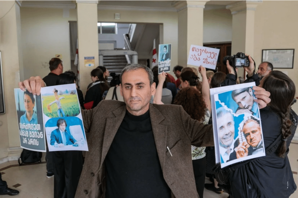 La Géorgie expulse le journaliste Afgan Sadigov vers l&rsquo;Azerbaïdjan après son arrestation tard dans la nuit