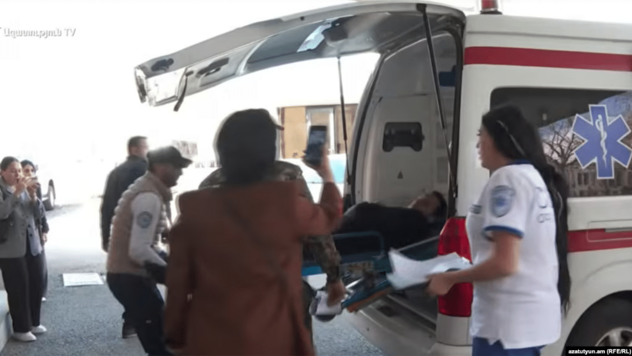 Seul et sous surveillance policière dans une chambre d’hôpital : la question de la détention de Davit Minasyan examinée en appel