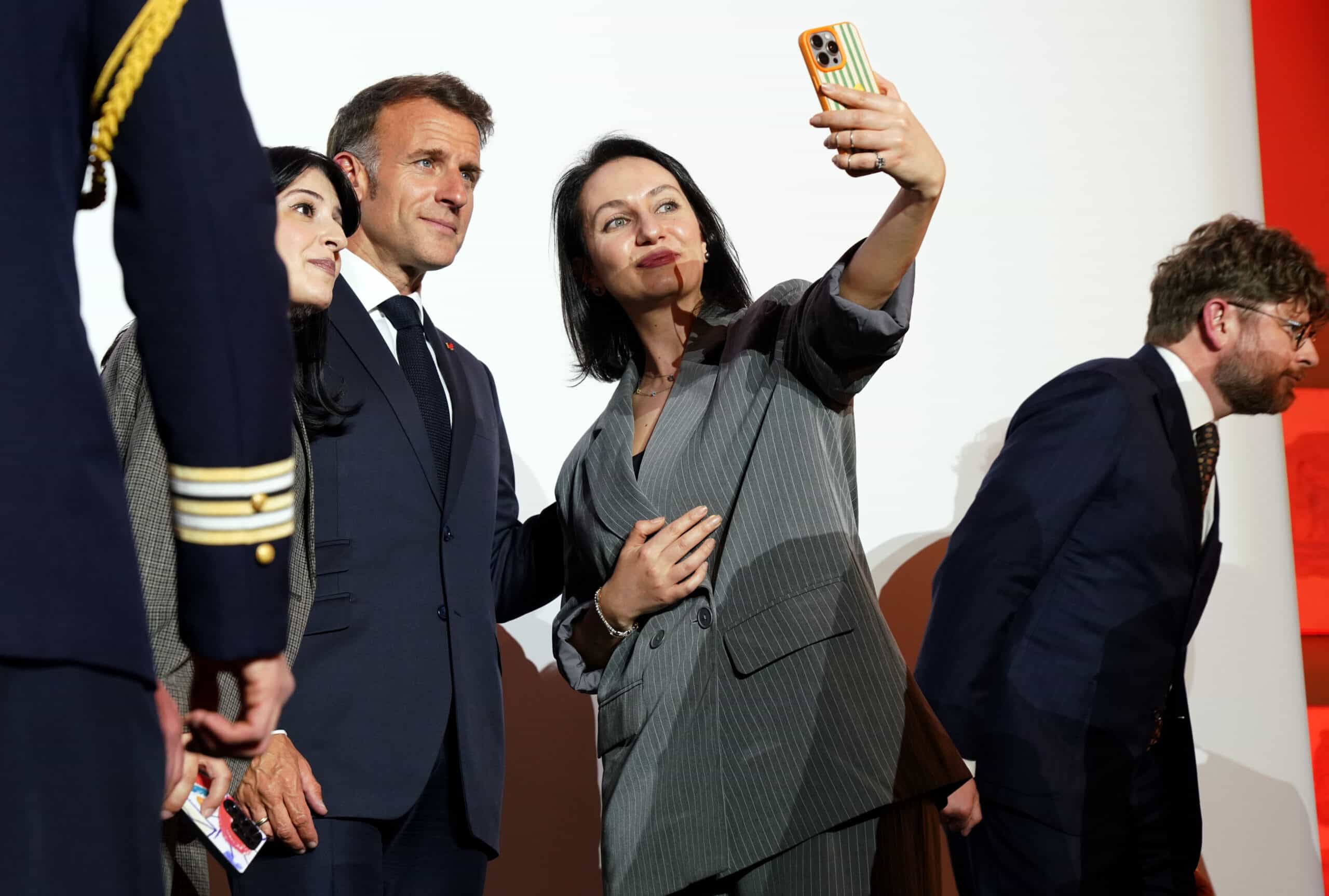 Emmanuel Macron à la rencontre de la communauté française vu par Max Sivaslian
