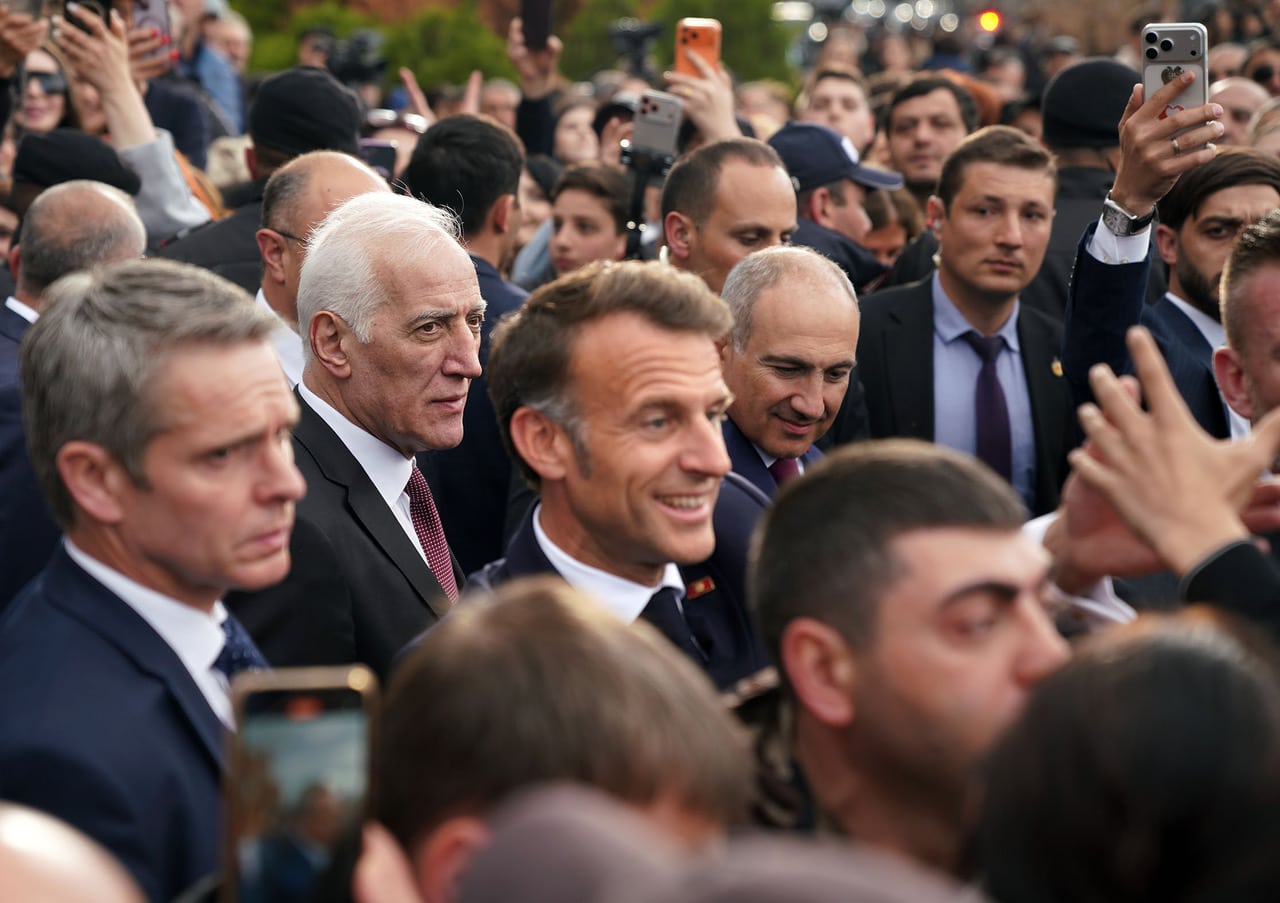 Photoreportage : Le bain de foule d&rsquo;Emmanuel Macron à Gumri vu par Max Sivaslian