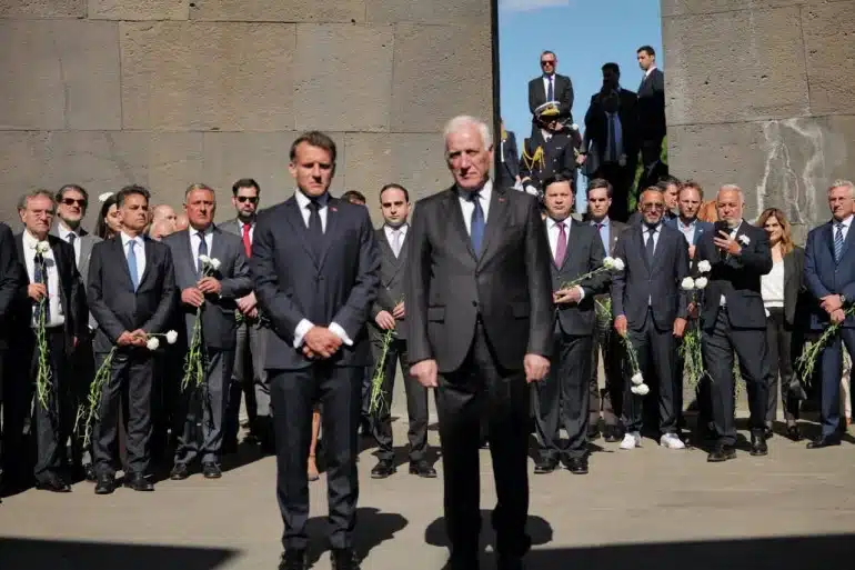 Emmanuel Macron démarre la journée avec un hommage aux morts à Dzidzernagapert