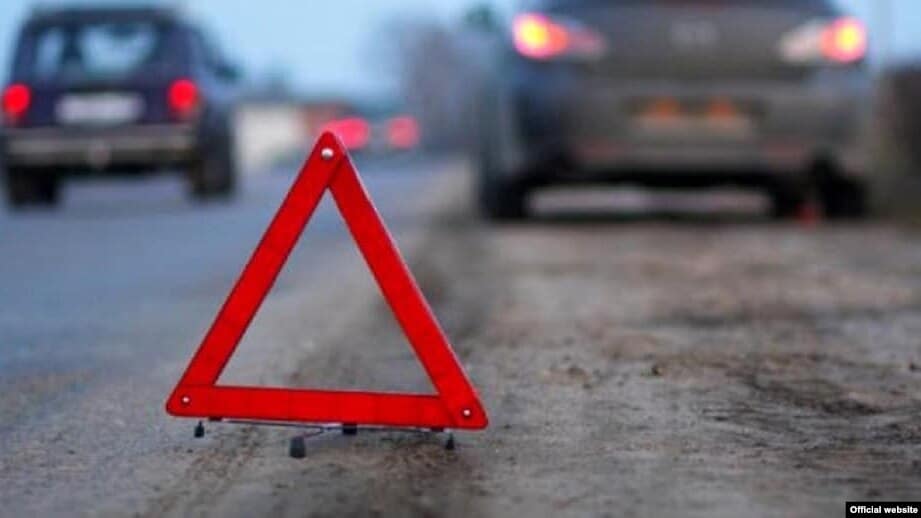 Le conducteur de 19 ans sans permis de conduire a été arrêté 14 jours après avoir percuté un autobus