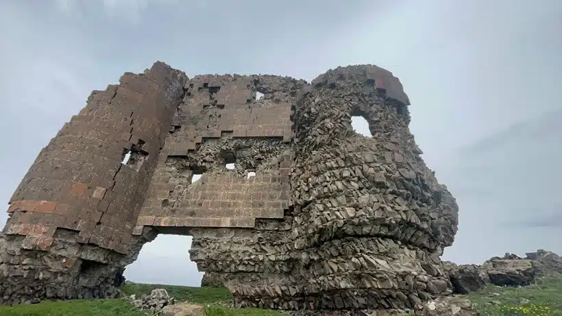 Un journal nationaliste turc propose la restauration de la forteresse arménienne de Tignis situé à la frontière avec l’Arménie