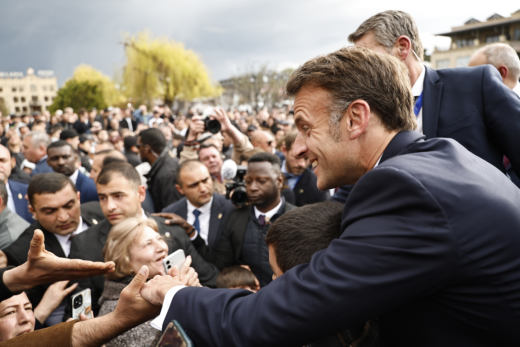 « La France vous aime », « l’Arménie avec l’Europe », clame Macron sur les lieux du séisme de 1988