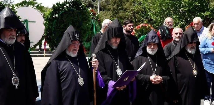 Le Catholicos de tous les Arméniens a prié devant la Flamme éternelle en compagnie de hauts dignitaires du clergé