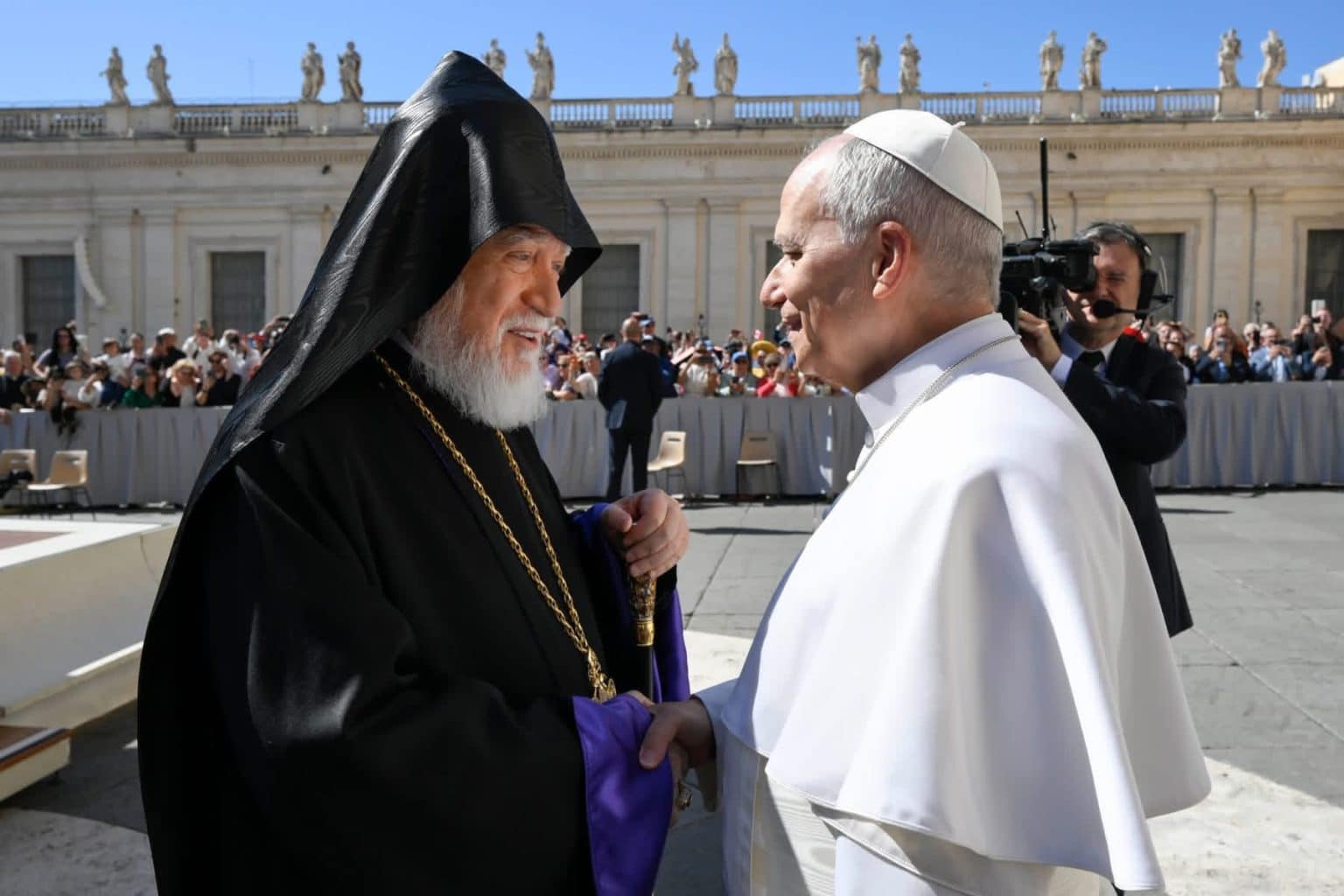 L’hymne arménien « Cilicie » place Saint-Pierre à Rome en présence du Pape Léon XIV et du Catholicos Aram Ier