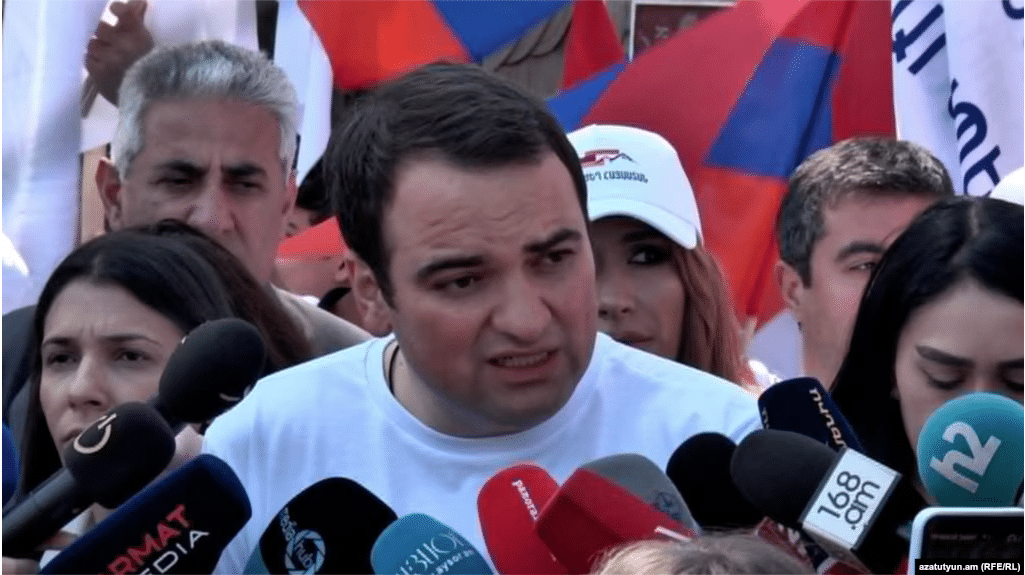 « Ce sont des élections historiques : le principal leader de l’opposition participe à la campagne depuis sa résidence surveillée », déclare Narek Karapetian
