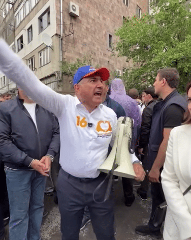 Toujours plus nerveux à l’approche du scrutin, Pachinian profère des menaces contre les leaders de l’opposition au détour de bains de foule houleux