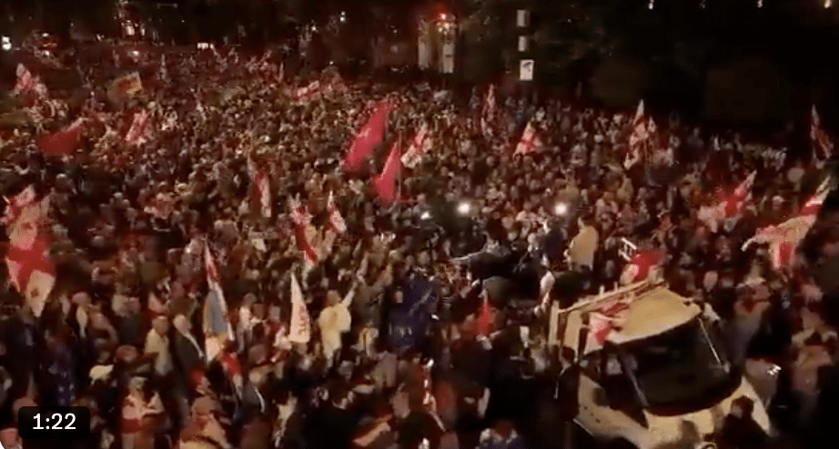   Géorgie : des milliers de manifestants pro-UE pour le jour de l&rsquo;indépendance