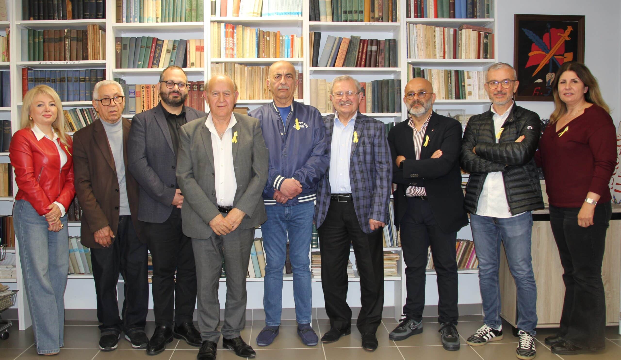 Réunis à la Maison de la Culture Arménienne de Valence, les responsables du C24 portant des rubans jaunes exigent la libération des prisonniers Arméniens injustement détenus à Bakou