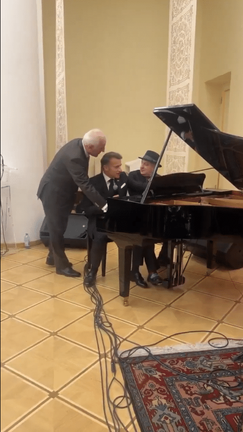 Macron, en visite en Arménie, chante « La Bohème » d&rsquo;Aznavour