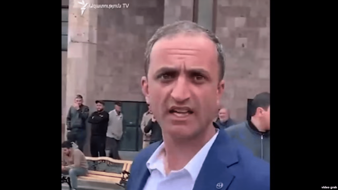 Un journaliste de RFE/RL agressé par un responsable pro-Pachinian